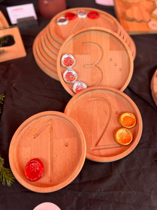 Zählteller aus Holz – spielerisch Zahlen entdecken und sortieren